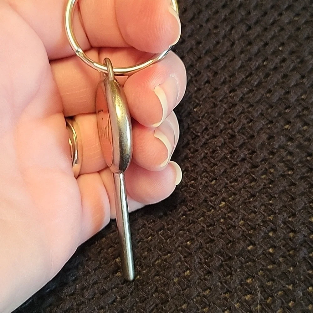 Fossil vintage key ring with metal key and orange enamel w/Fossil written on it - Picture 2 of 3